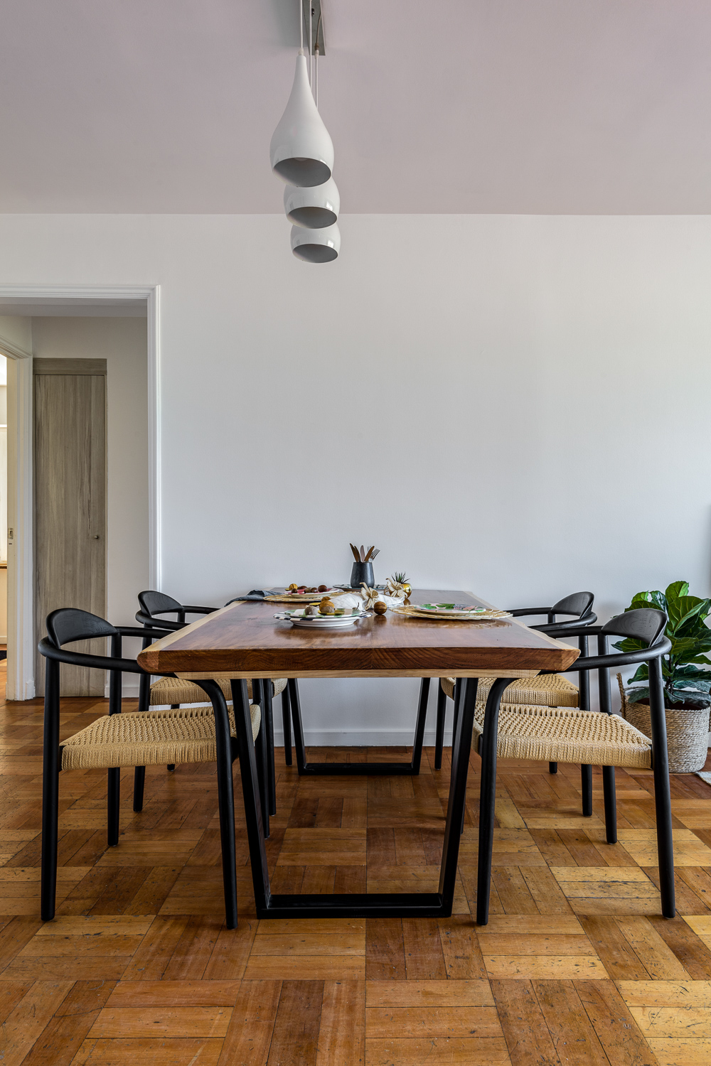 Sitial Lorenz de madera negra y asiento de ratán - Imagen 3